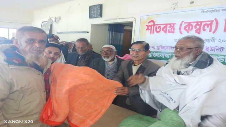 লালমনিরহাটে বীর মুক্তিযোদ্ধাদের মাঝে শীতবস্ত্র বিতরণ